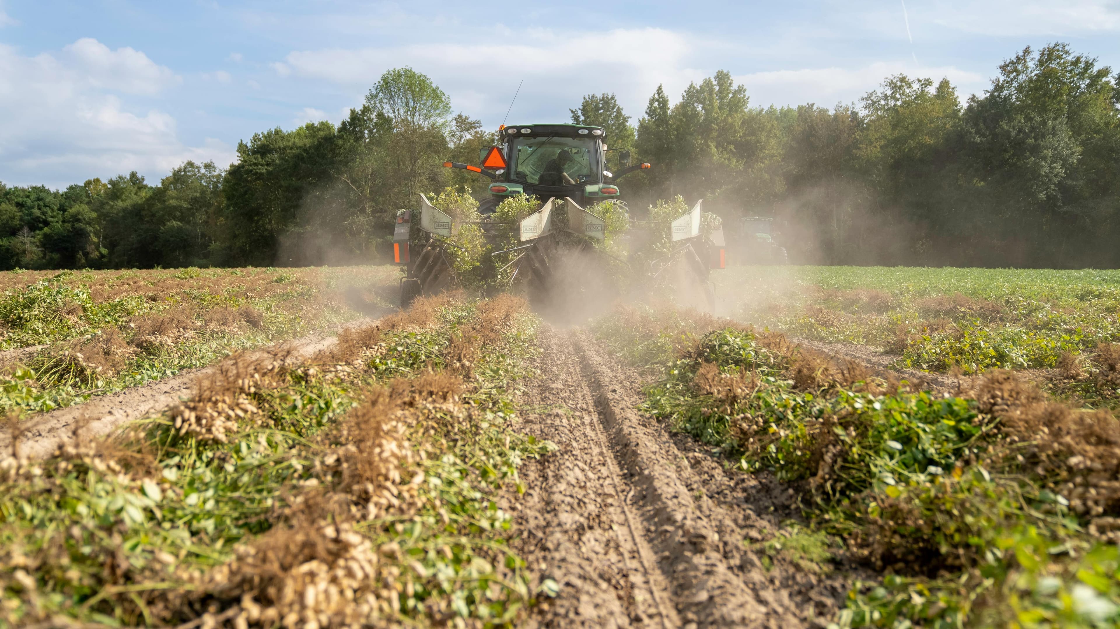 Campo de soja com maquinário agrícola moderno